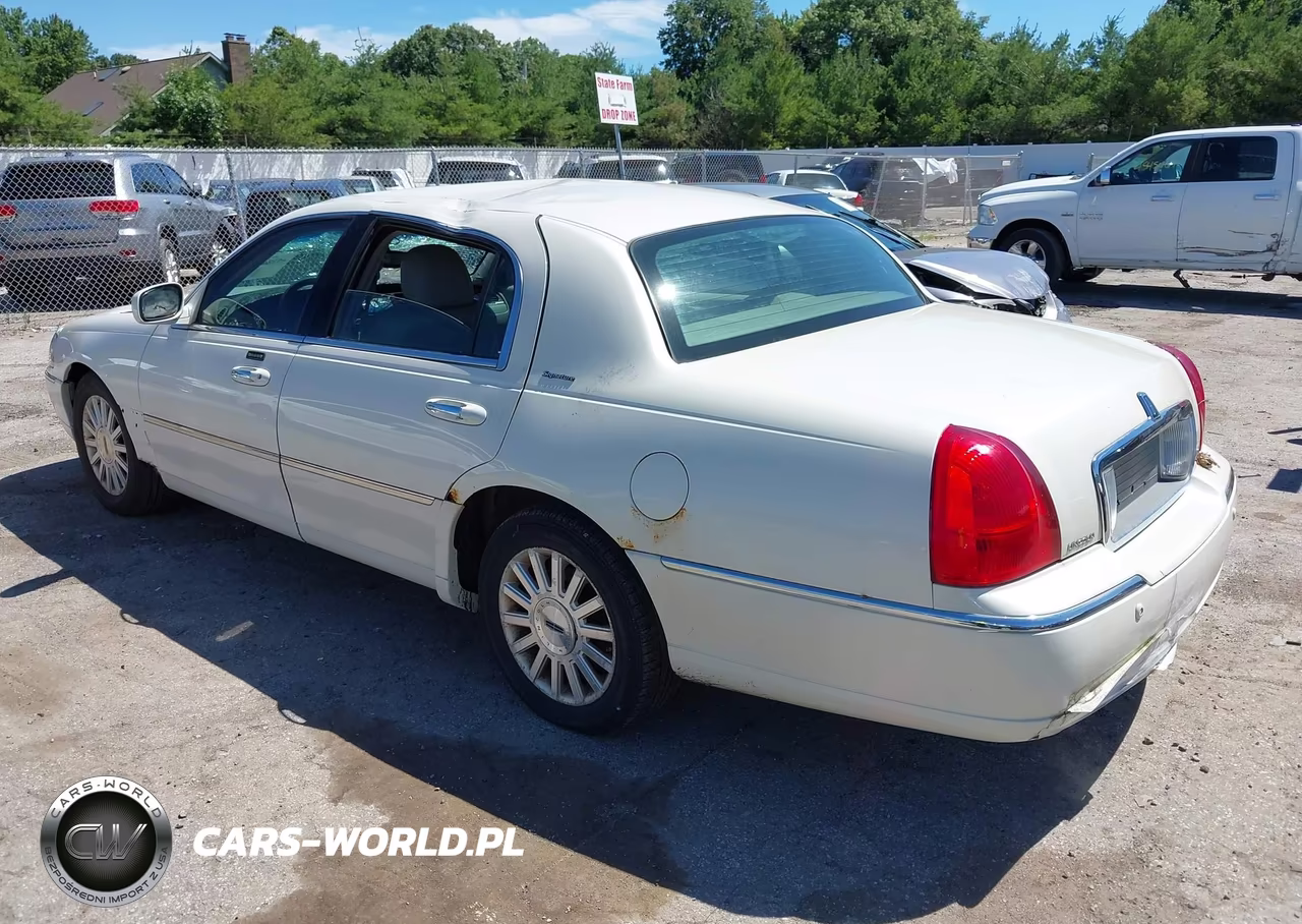 2003 Lincoln Town Car Signature VIN:1LNHM82W93Y653371 - 3
