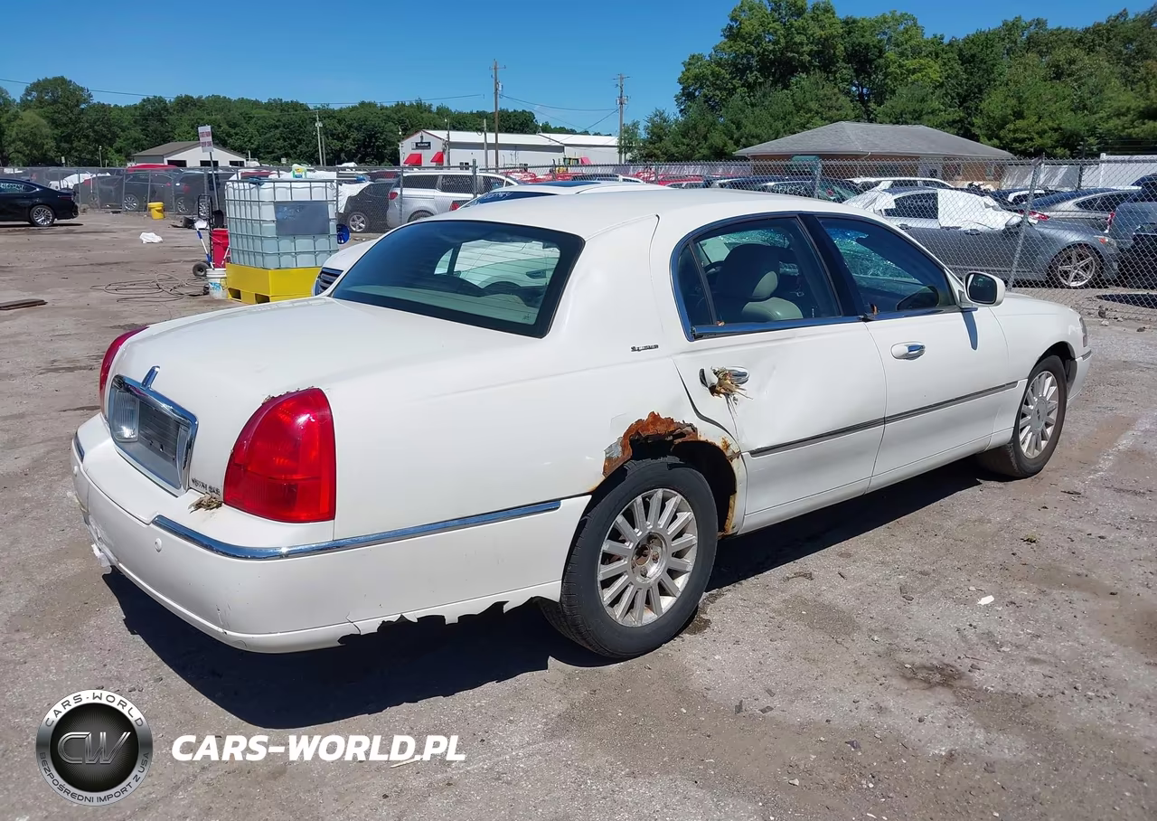 2003 Lincoln Town Car Signature VIN:1LNHM82W93Y653371 - 4