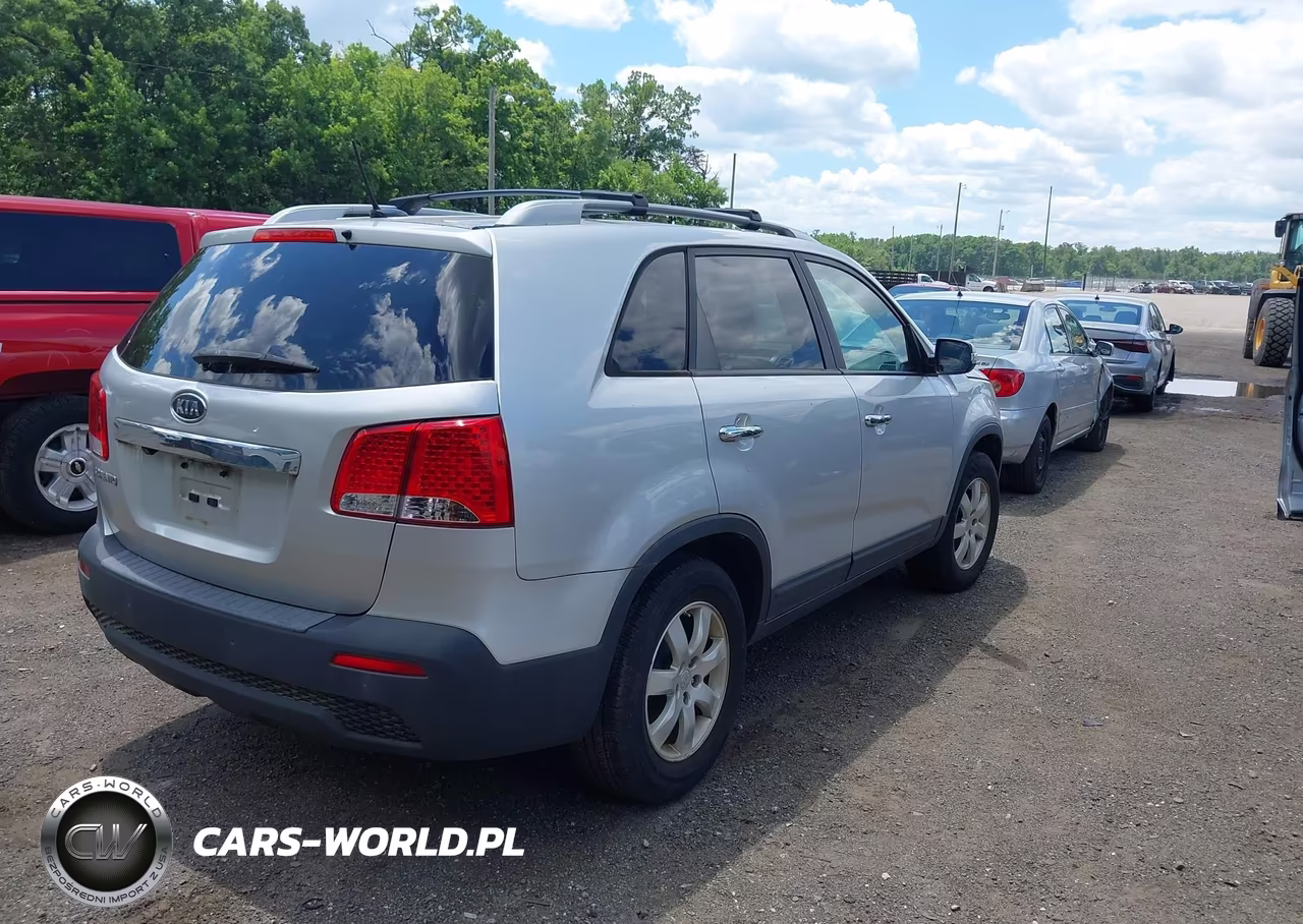 2011 Kia Sorento Lx VIN:5XYKT4A19BG183460 - 4