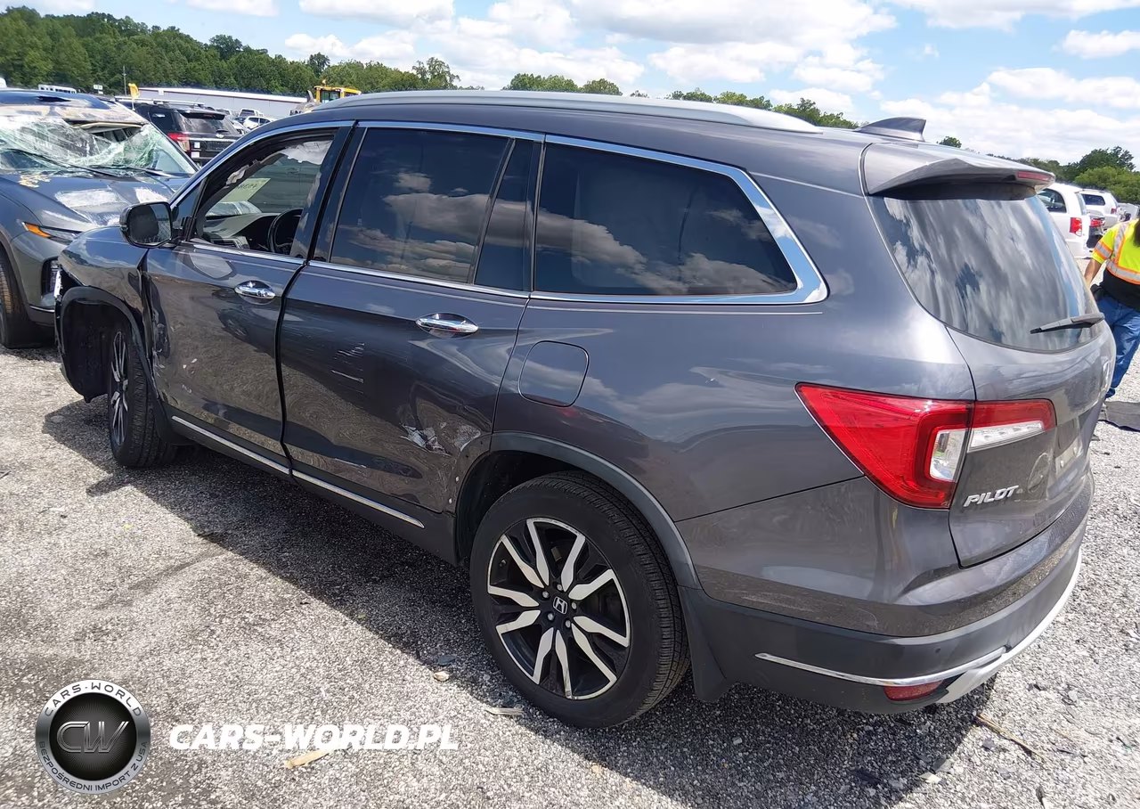 2019 Honda Pilot Touring VIN:5FNYF6H69KB023634 - 3