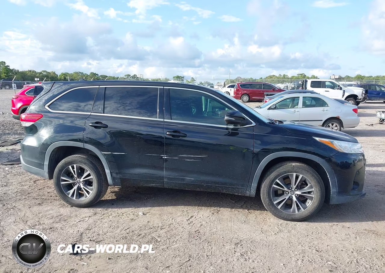 2018 Toyota Highlander Le Plus VIN:5TDZZRFH1JS240137 - 13