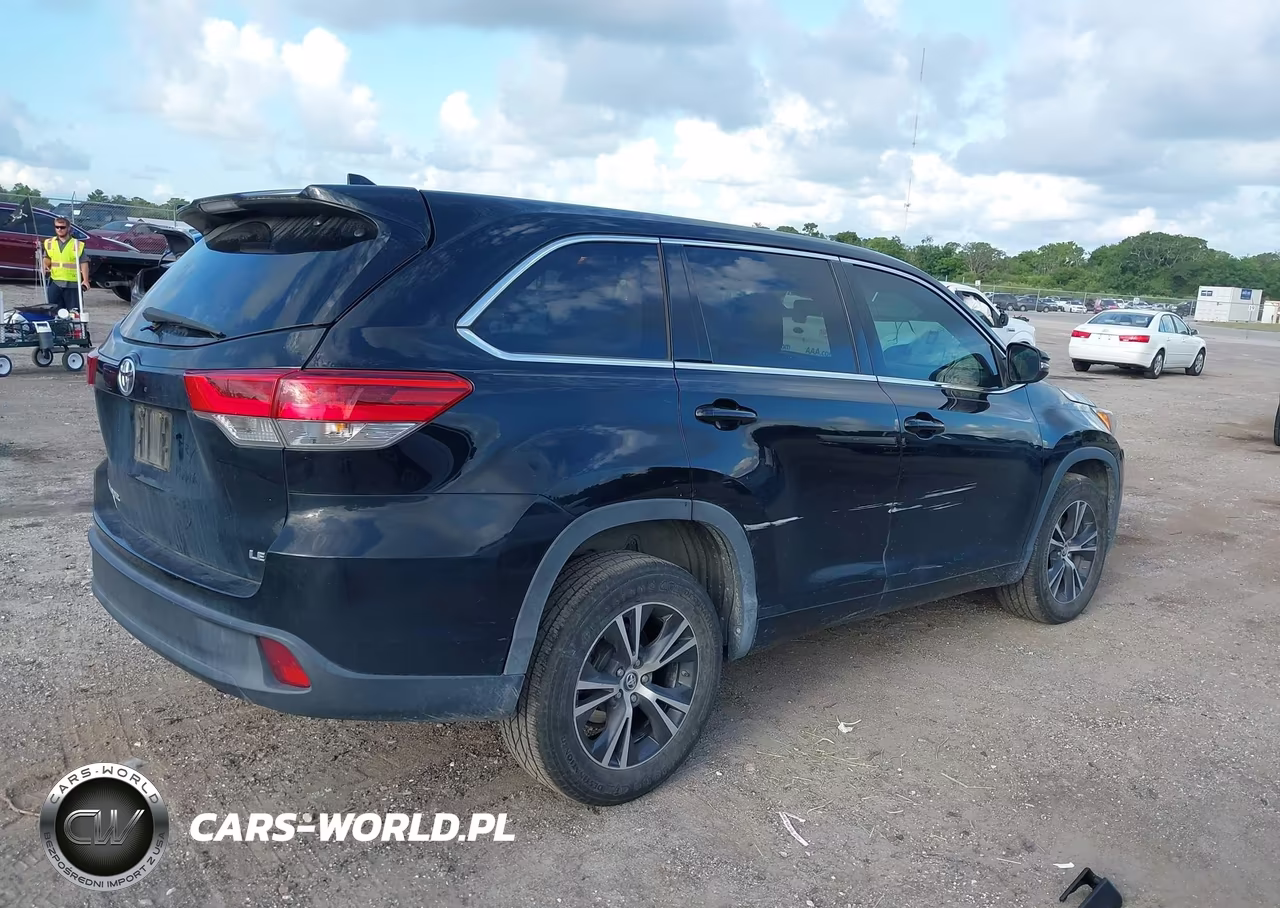 2018 Toyota Highlander Le Plus VIN:5TDZZRFH1JS240137 - 4