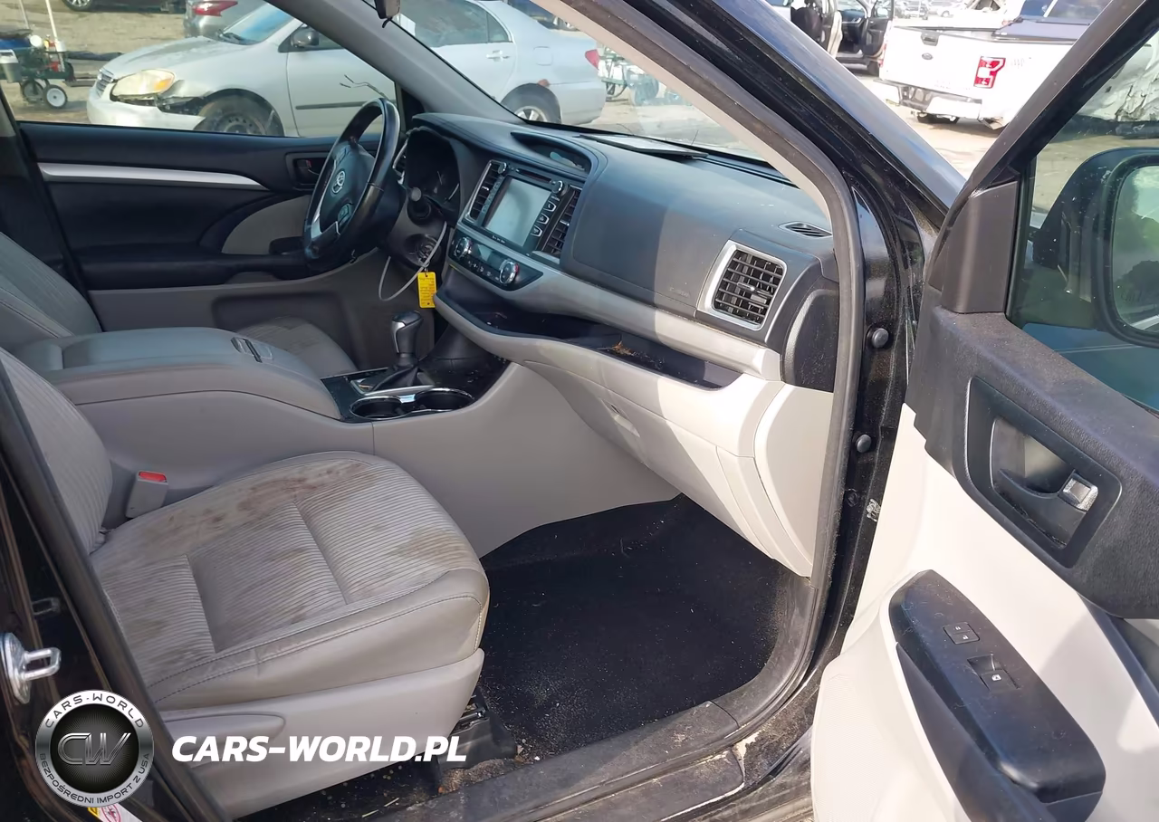 2018 Toyota Highlander Le Plus VIN:5TDZZRFH1JS240137 - 5