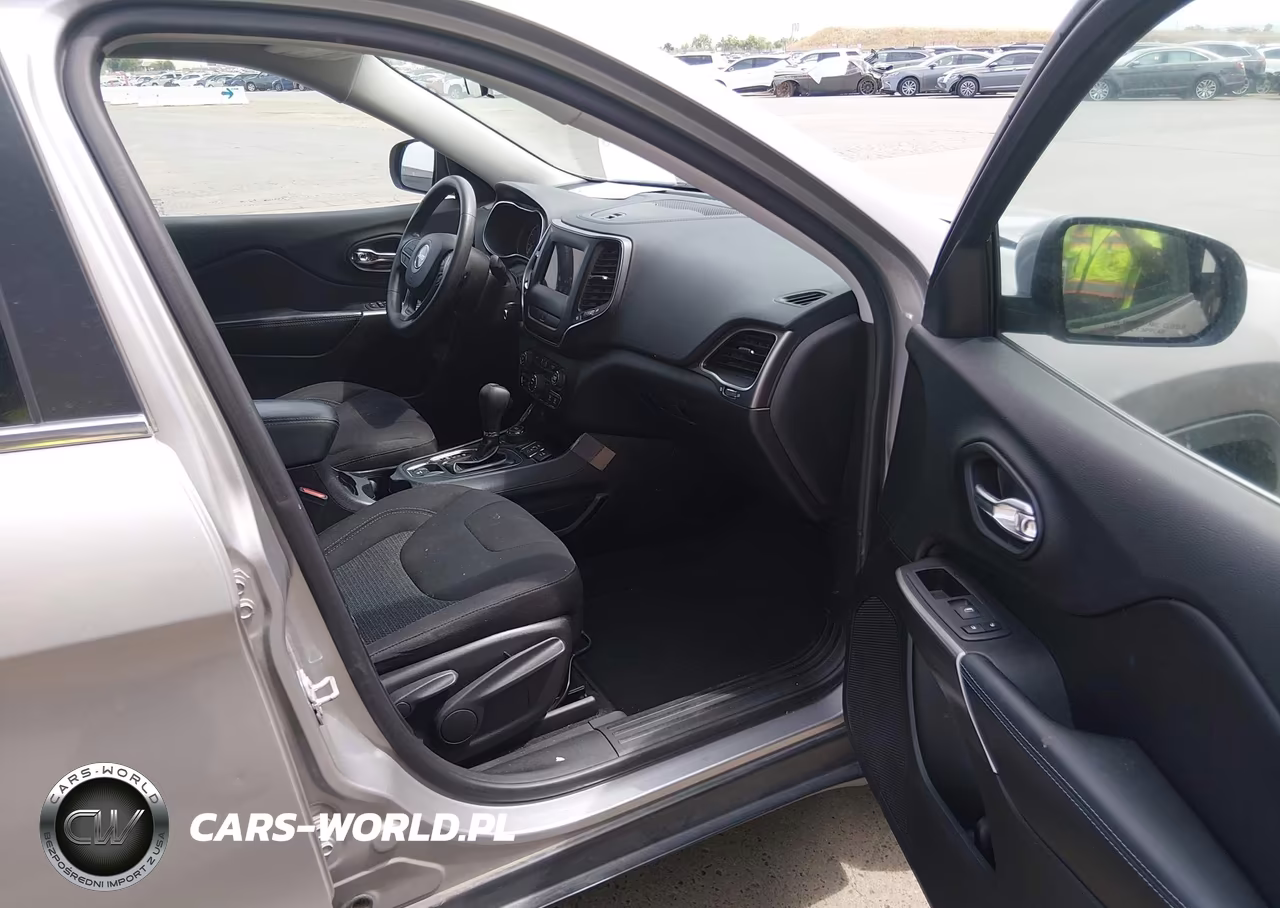 2019 Jeep Cherokee Latitude 4X4 VIN:1C4PJMCB5KD486669 - 5