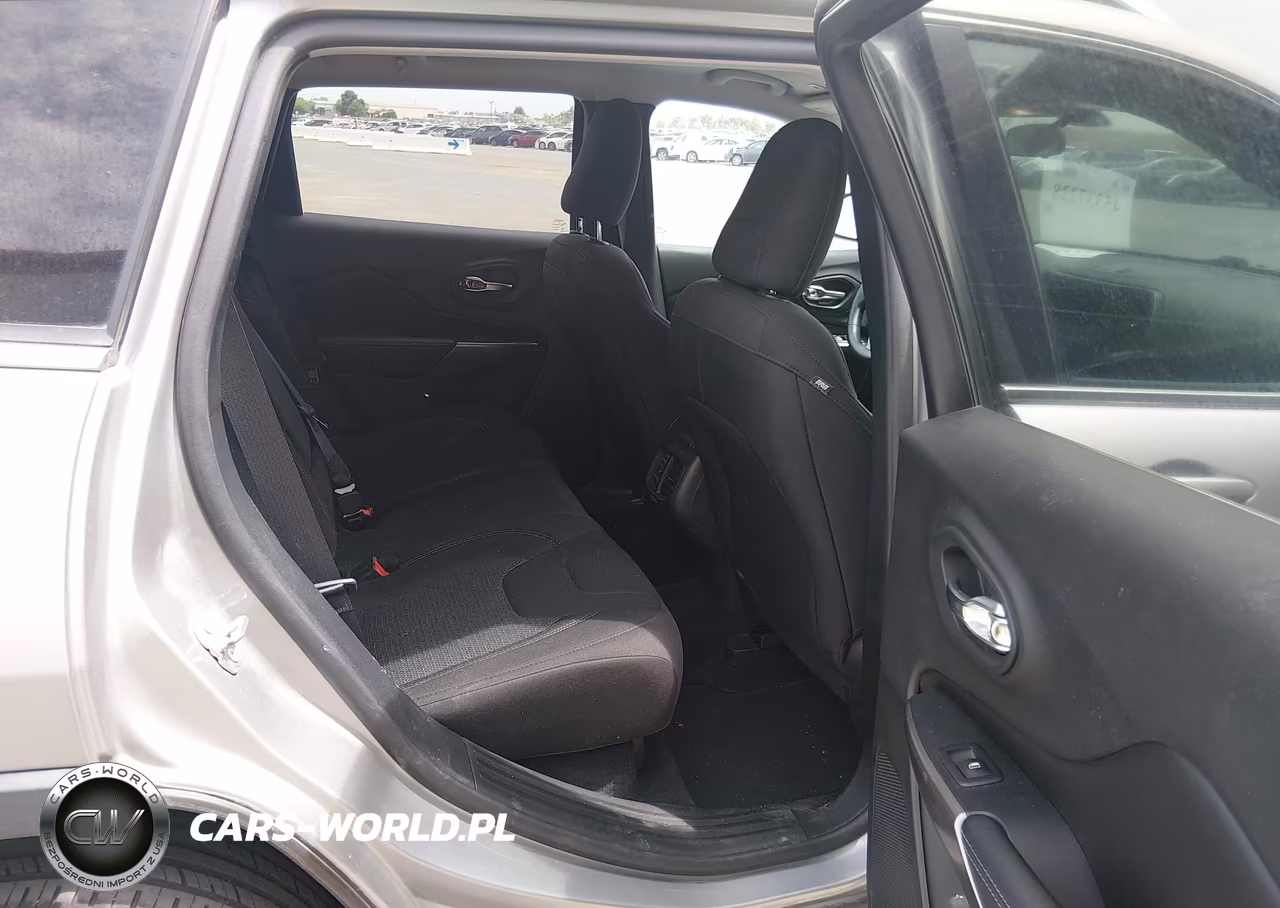 2019 Jeep Cherokee Latitude 4X4 VIN:1C4PJMCB5KD486669 - 8
