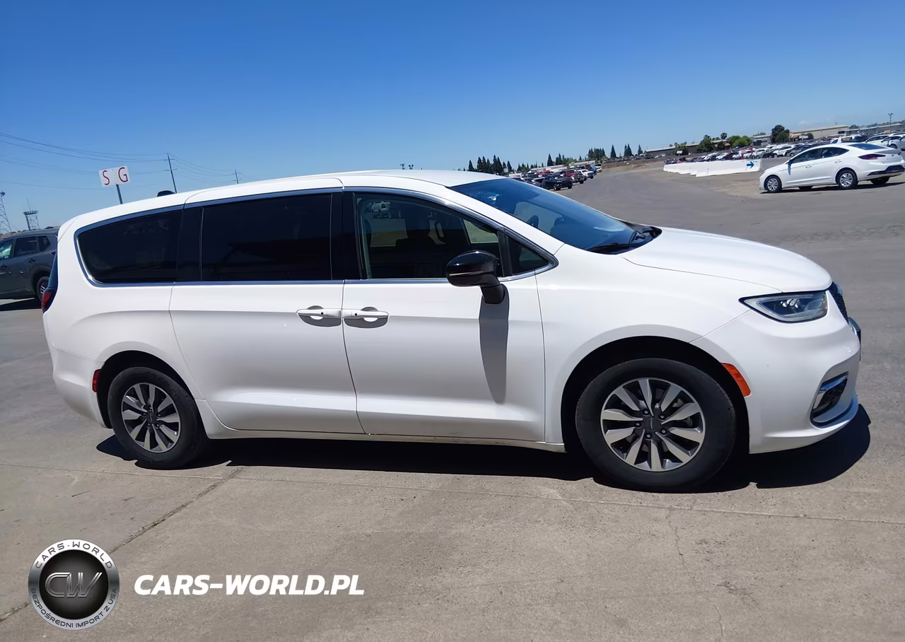 2024 Chrysler Pacifica Hybrid Select VIN:2C4RC1S7XRR126934 - 13