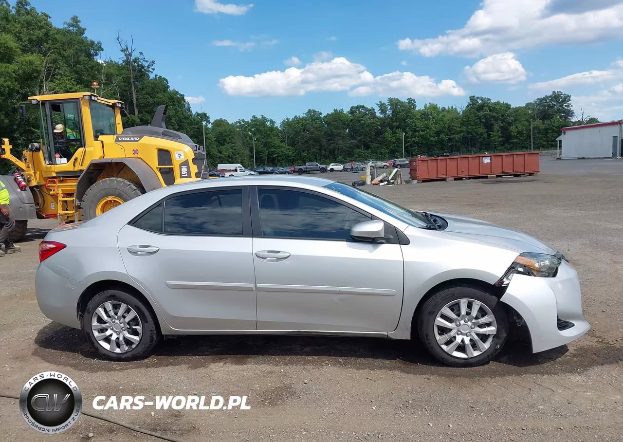2018 Toyota Corolla Le VIN:2T1BURHE9JC051151 - 13
