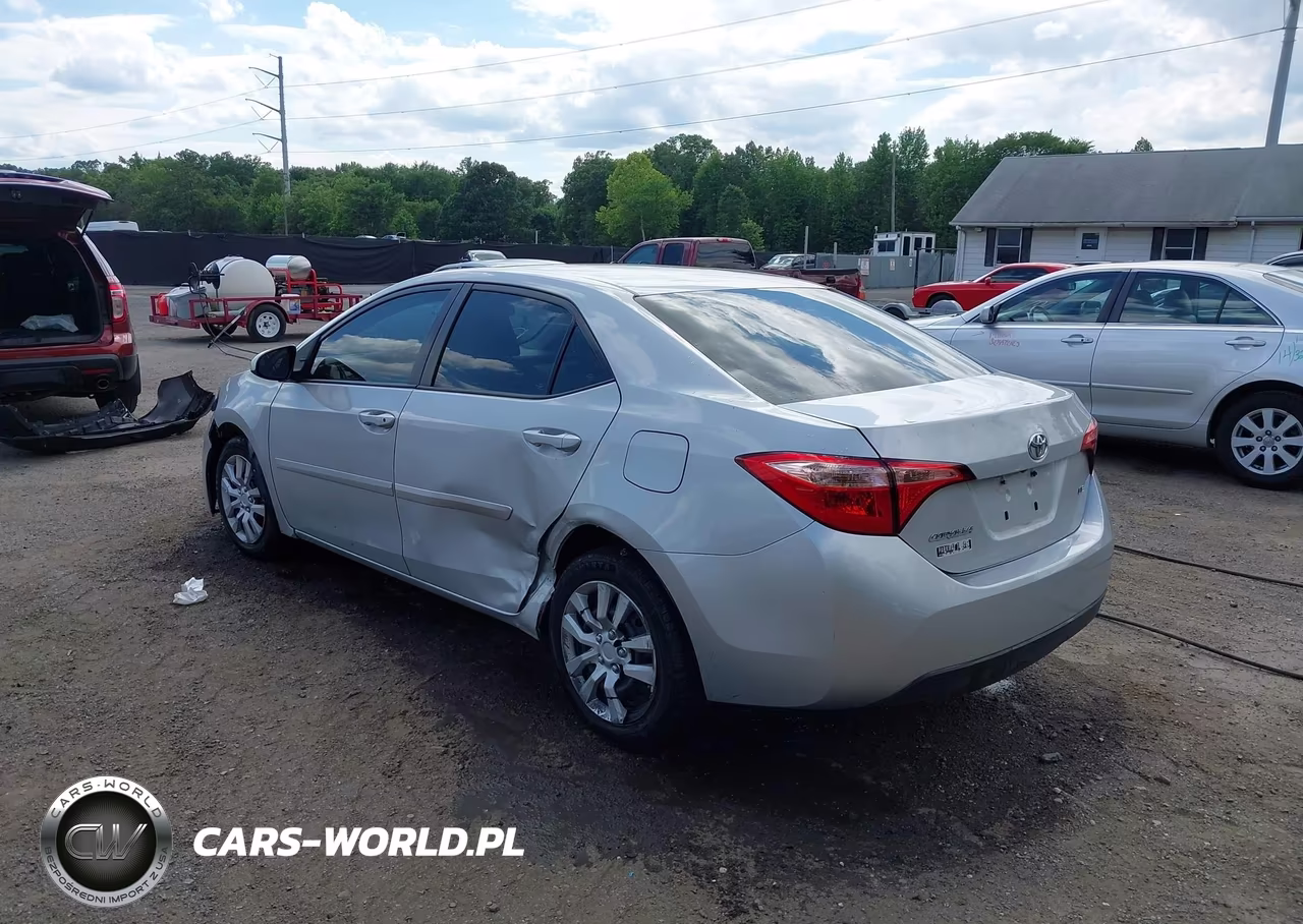 2018 Toyota Corolla Le VIN:2T1BURHE9JC051151 - 3