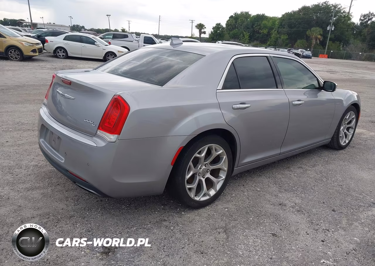 2017 Chrysler 300C Platinum VIN:2C3CCAPT6HH511797 - 4