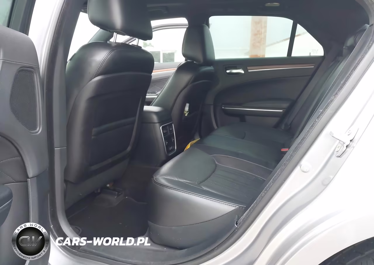 2017 Chrysler 300C Platinum VIN:2C3CCAPT6HH511797 - 8