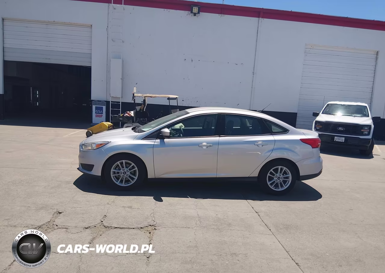 2018 Ford Focus Se VIN:1FADP3F23JL328607 - 14