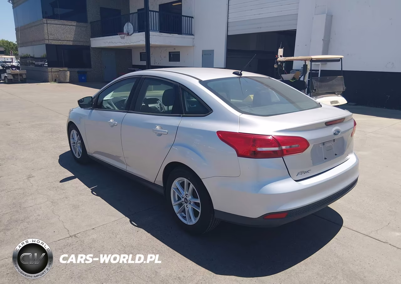 2018 Ford Focus Se VIN:1FADP3F23JL328607 - 3