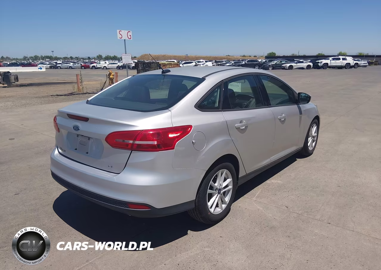 2018 Ford Focus Se VIN:1FADP3F23JL328607 - 4