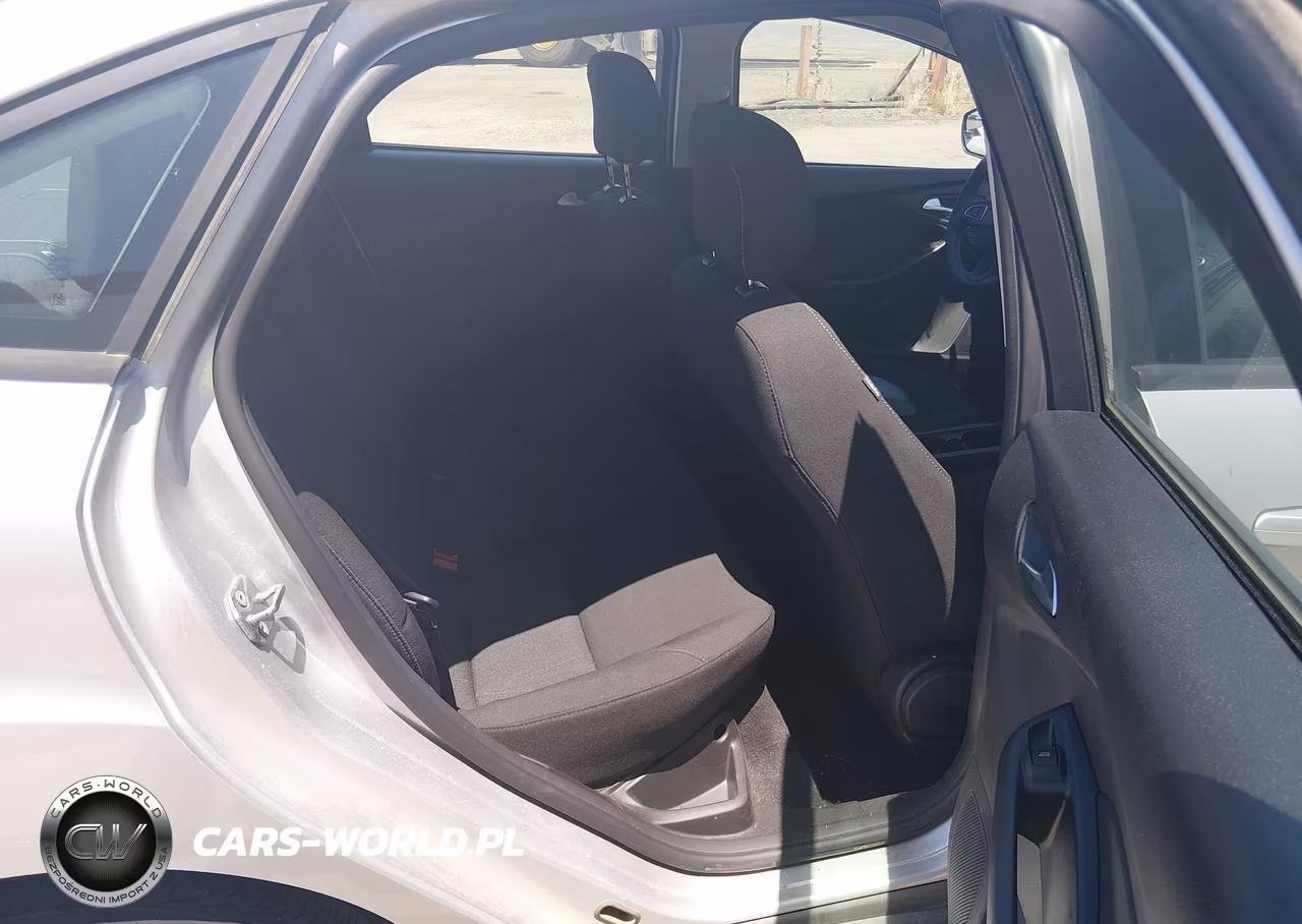 2018 Ford Focus Se VIN:1FADP3F23JL328607 - 8
