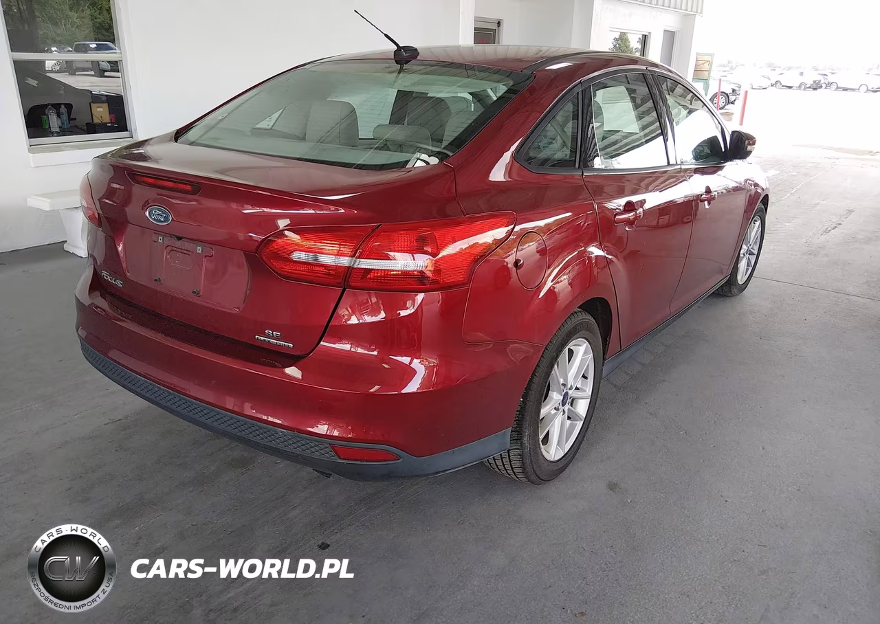 2016 Ford Focus Se VIN:1FADP3F29GL378064 - 4