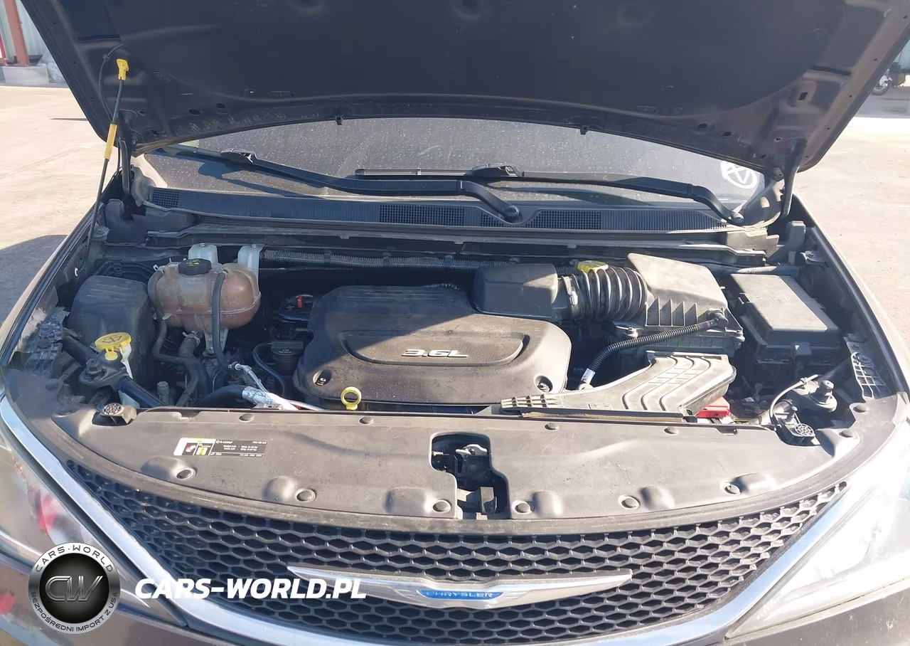 2018 Chrysler Pacifica Touring L VIN:2C4RC1BGXJR290740 - 10