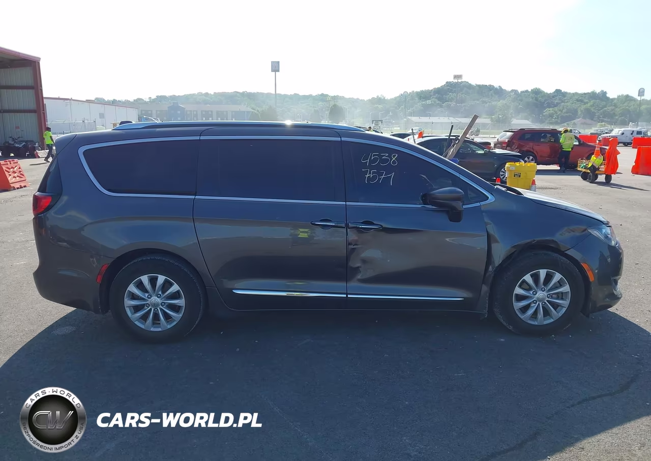 2018 Chrysler Pacifica Touring L VIN:2C4RC1BGXJR290740 - 13