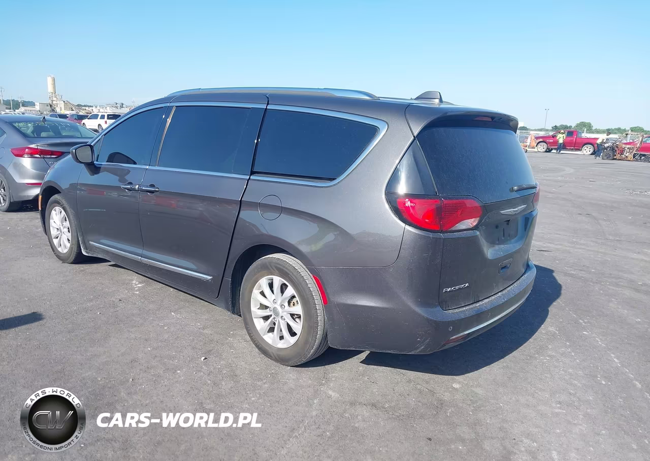 2018 Chrysler Pacifica Touring L VIN:2C4RC1BGXJR290740 - 3