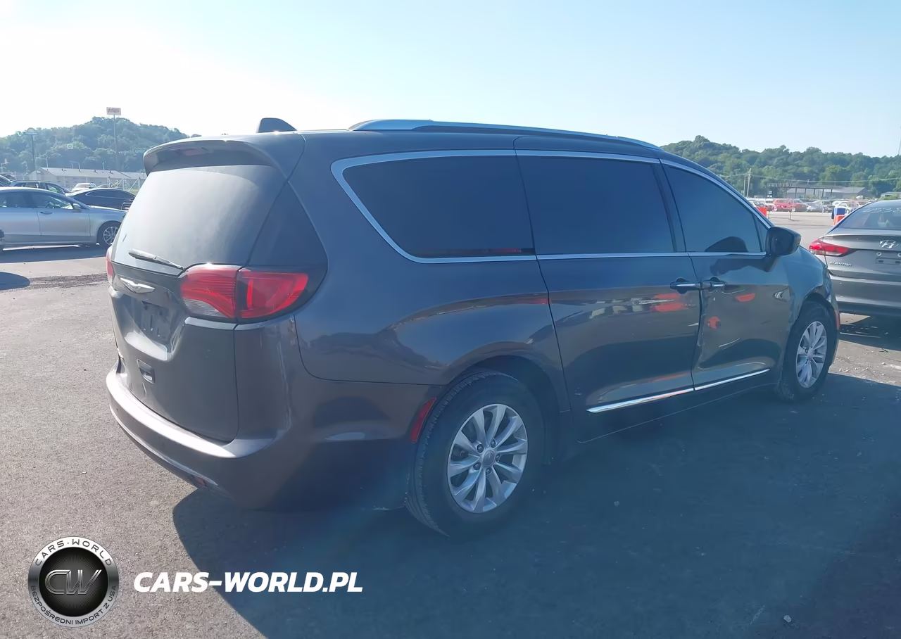 2018 Chrysler Pacifica Touring L VIN:2C4RC1BGXJR290740 - 4