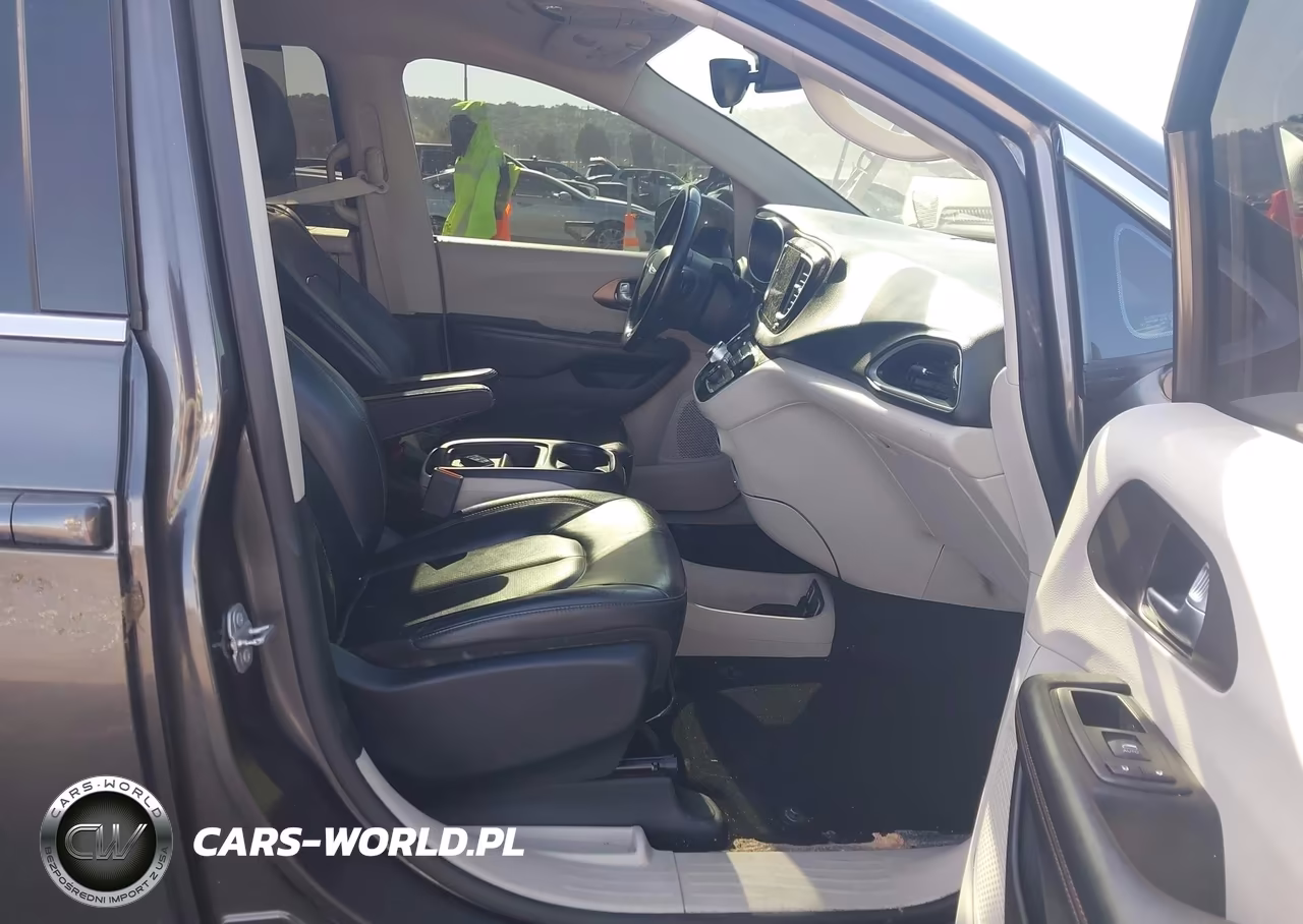 2018 Chrysler Pacifica Touring L VIN:2C4RC1BGXJR290740 - 5