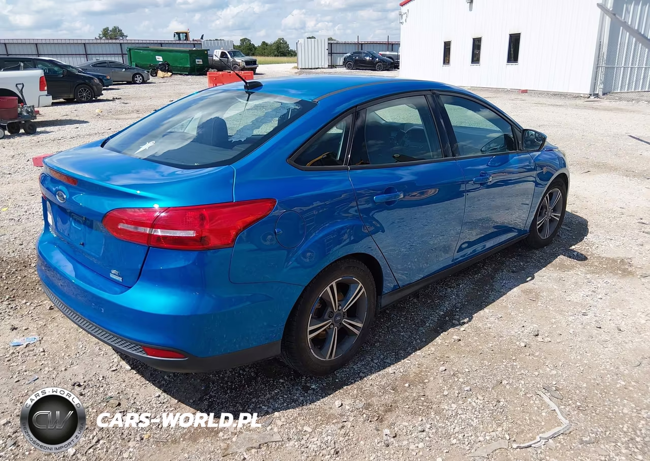 2016 Ford Focus Se VIN:1FADP3FE8GL223984 - 4