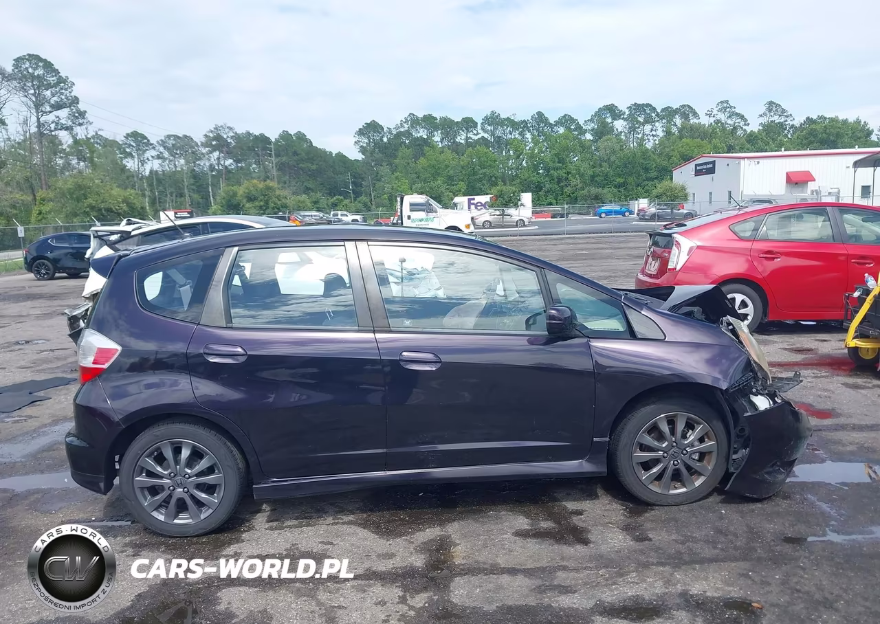 2013 Honda Fit Sport VIN:JHMGE8H58DC001608 - 13