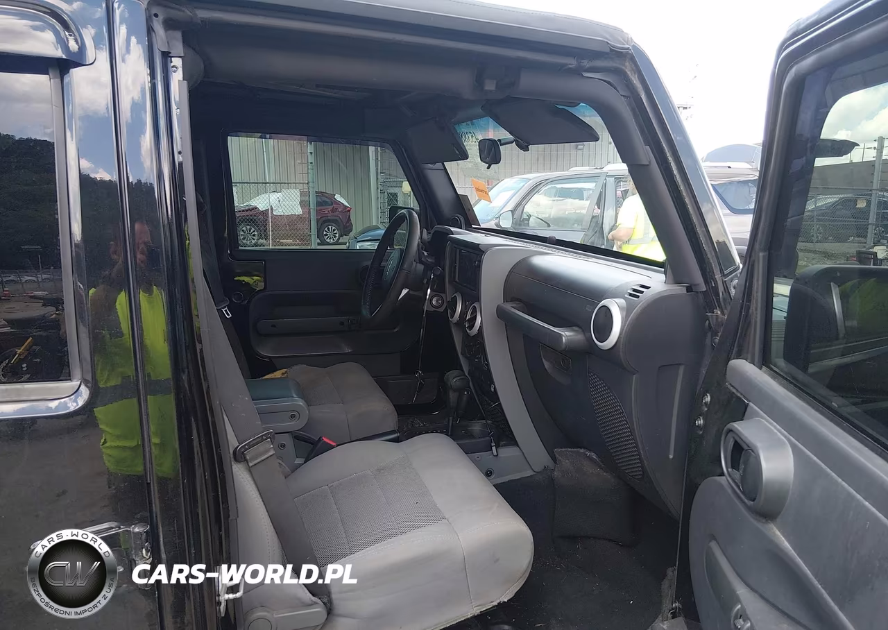 2009 Jeep Wrangler Unlimited Sahara VIN:1J4GA59129L709085 - 5