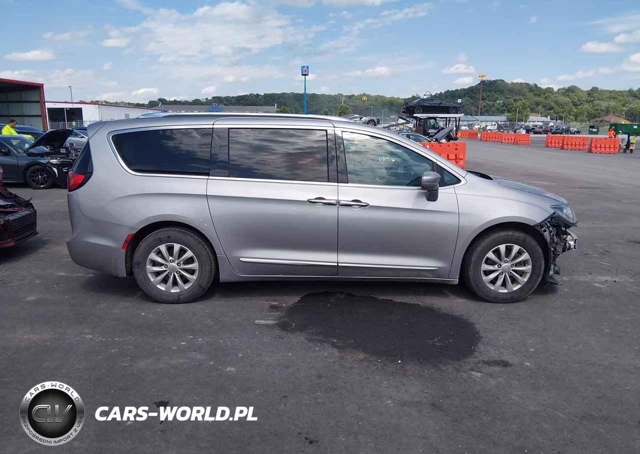 2018 Chrysler Pacifica Touring L VIN:2C4RC1BGXJR154172 - 14
