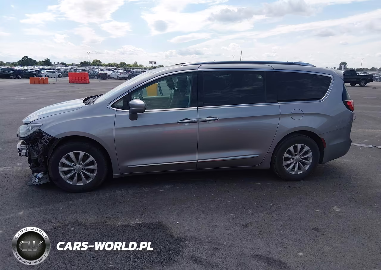 2018 Chrysler Pacifica Touring L VIN:2C4RC1BGXJR154172 - 15