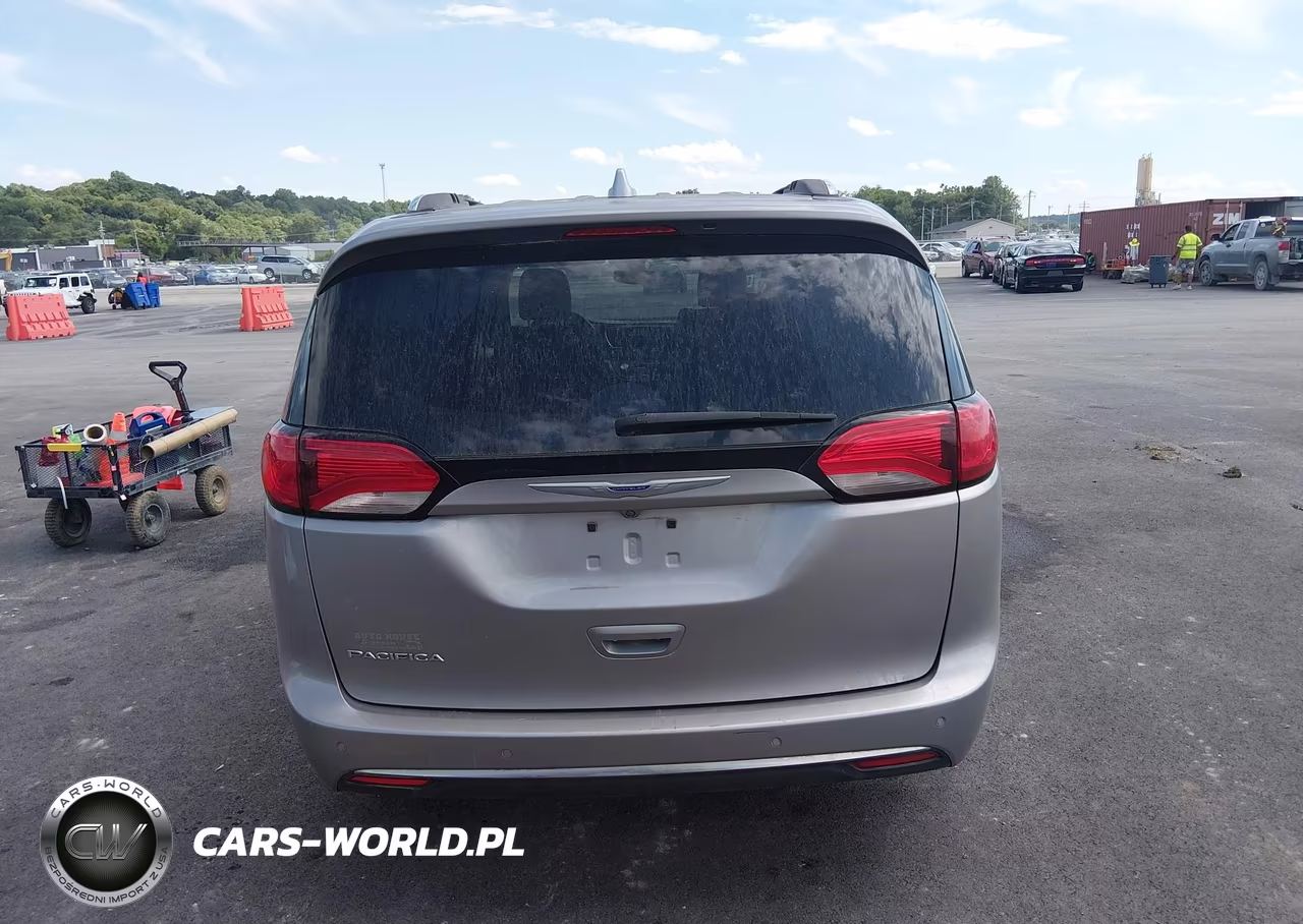 2018 Chrysler Pacifica Touring L VIN:2C4RC1BGXJR154172 - 17