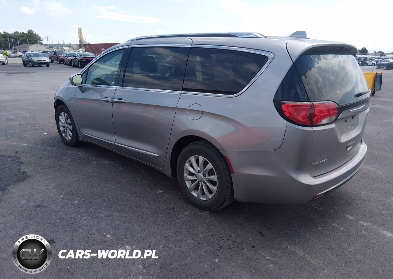 2018 Chrysler Pacifica Touring L VIN:2C4RC1BGXJR154172 - 3