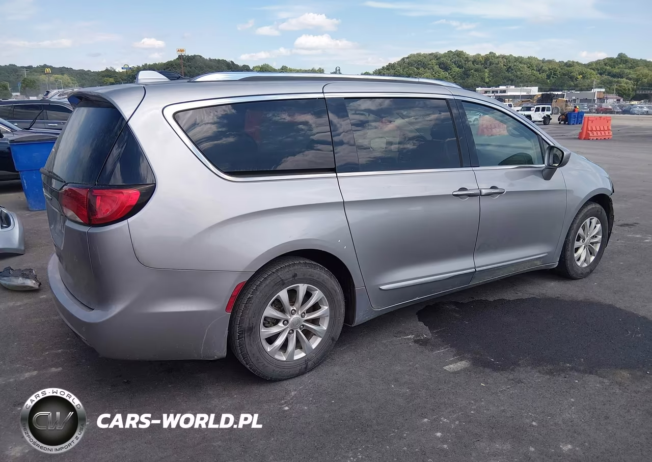 2018 Chrysler Pacifica Touring L VIN:2C4RC1BGXJR154172 - 4
