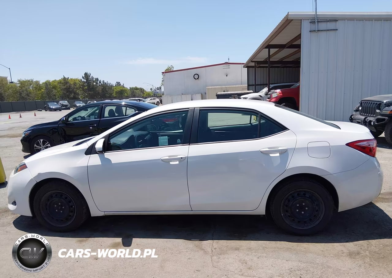 2018 Toyota Corolla Le VIN:5YFBURHE0JP800662 - 14