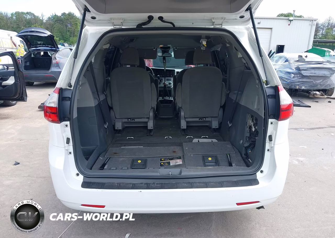 2018 Toyota Sienna Le 7 Passenger VIN:5TDJZ3DC0JS204862 - 18