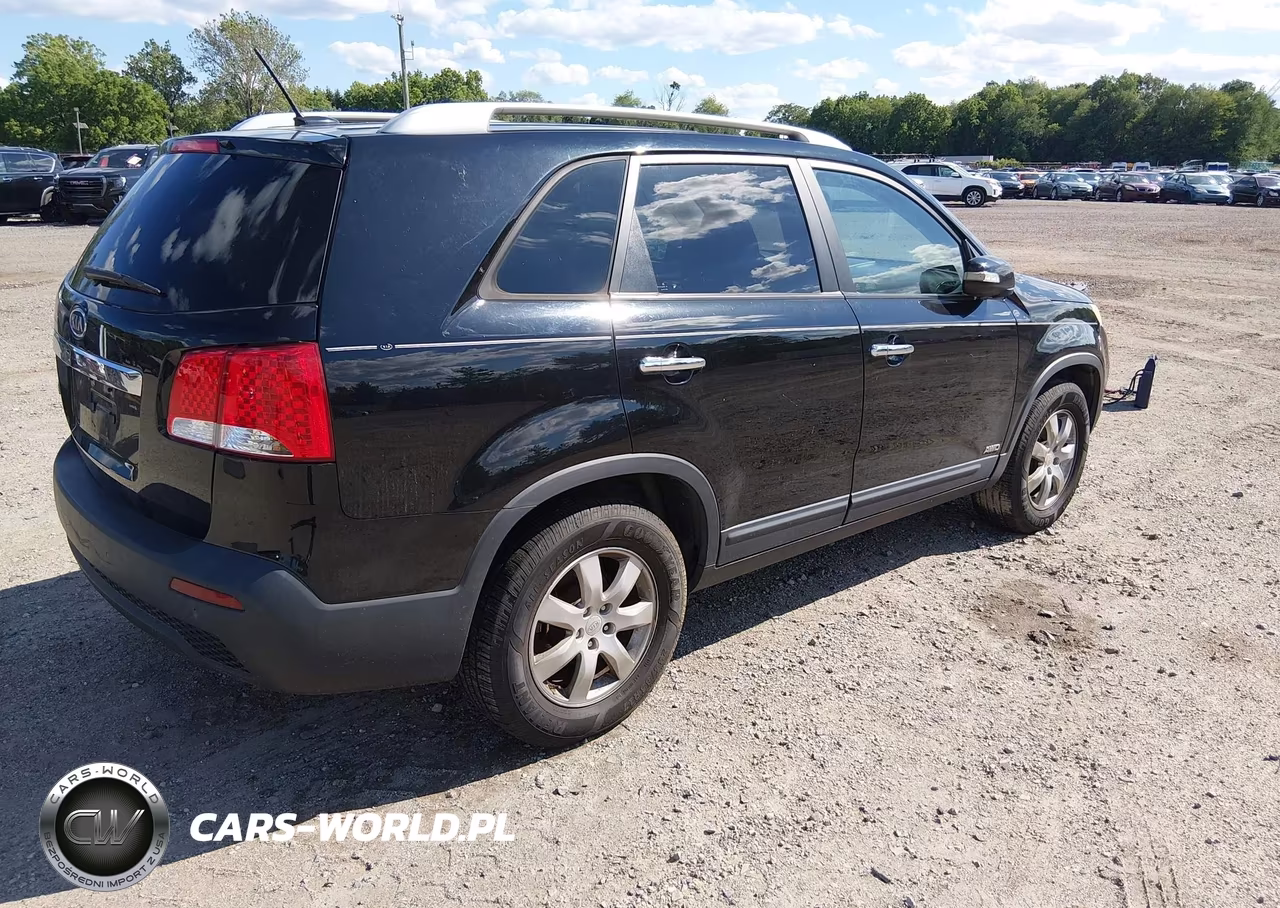 2011 Kia Sorento Lx VIN:5XYKTDA16BG063776 - 4