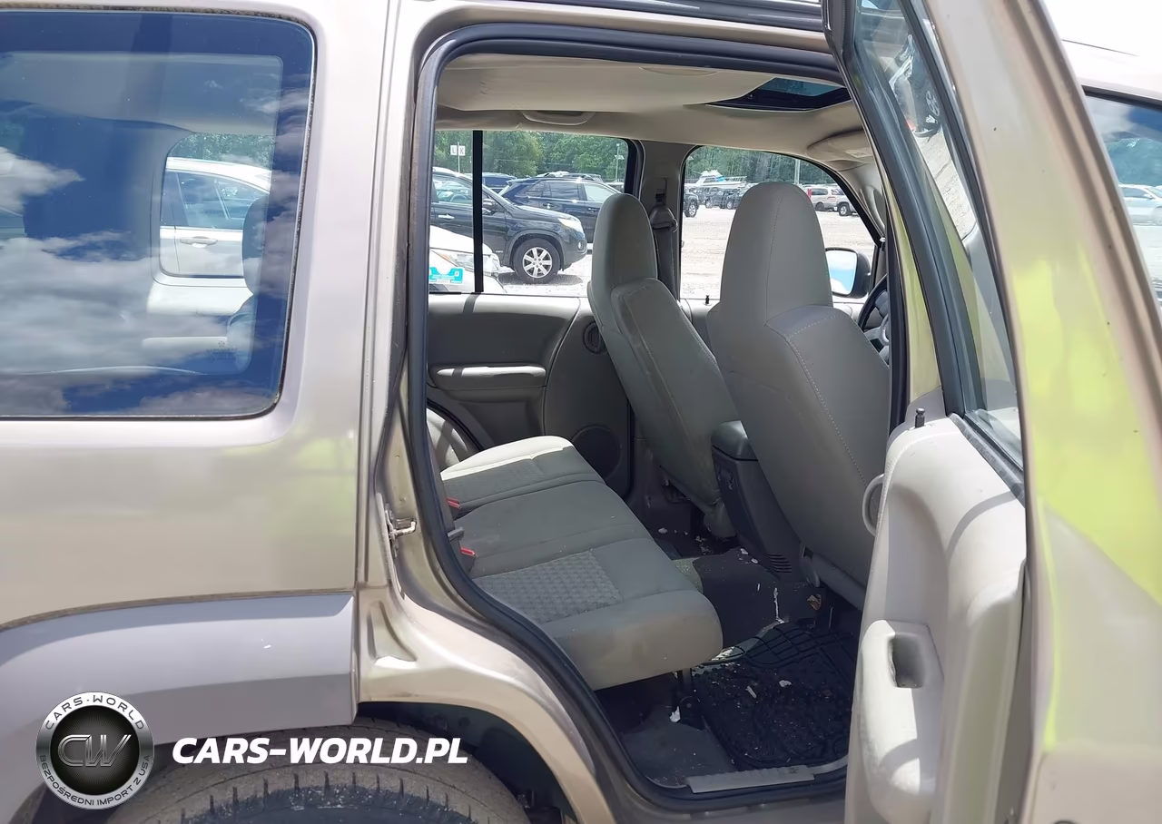 2007 Jeep Liberty Sport VIN:1J4GL48K97W637327 - 8