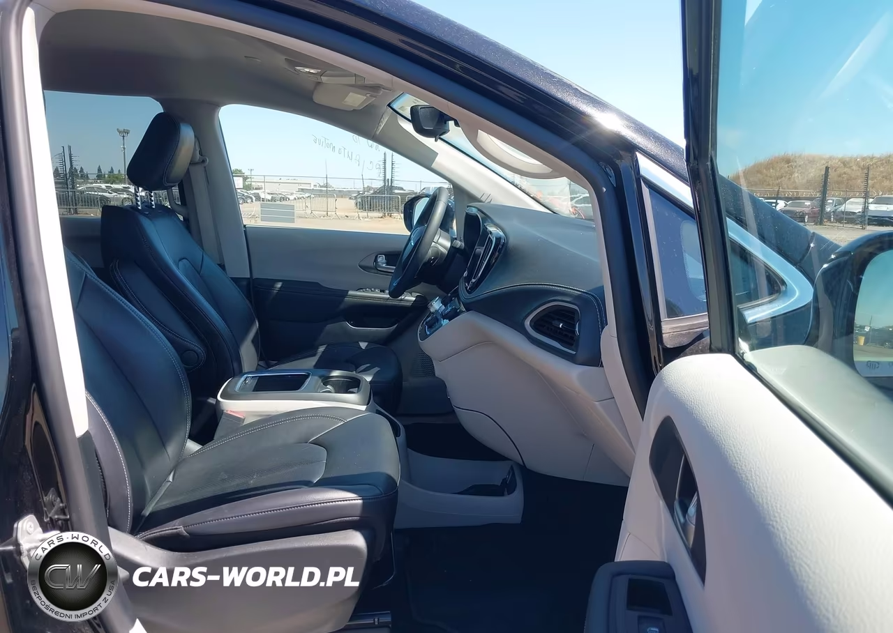 2024 Chrysler Pacifica Hybrid Select VIN:2C4RC1S72RR137796 - 5