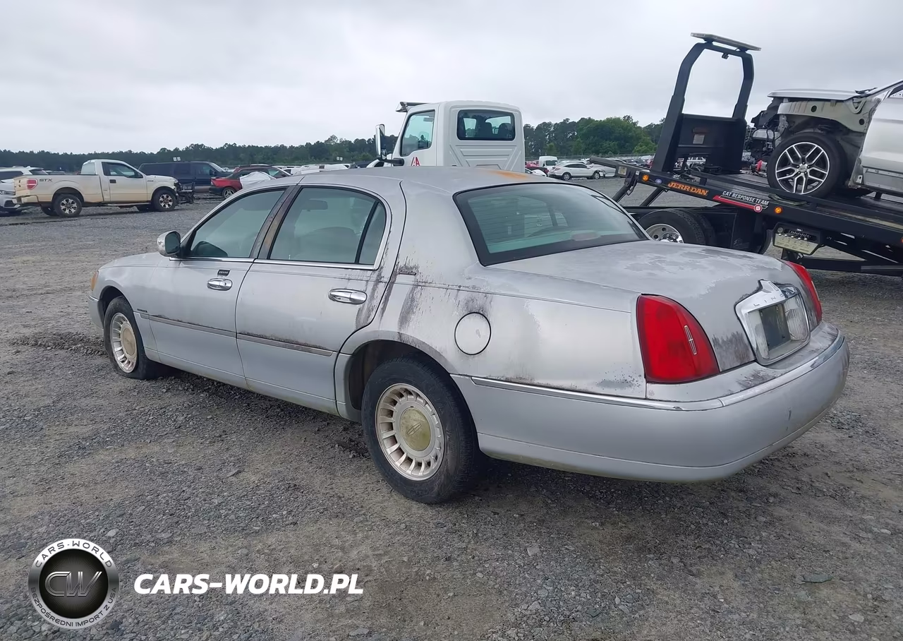 2000 Lincoln Town Car Executive VIN:1LNHM81W0YY932815 - 3