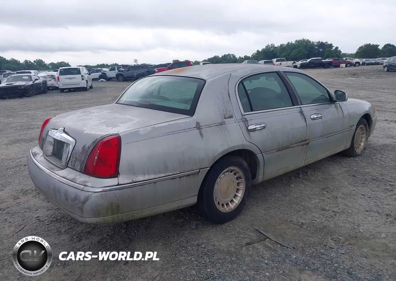 2000 Lincoln Town Car Executive VIN:1LNHM81W0YY932815 - 4