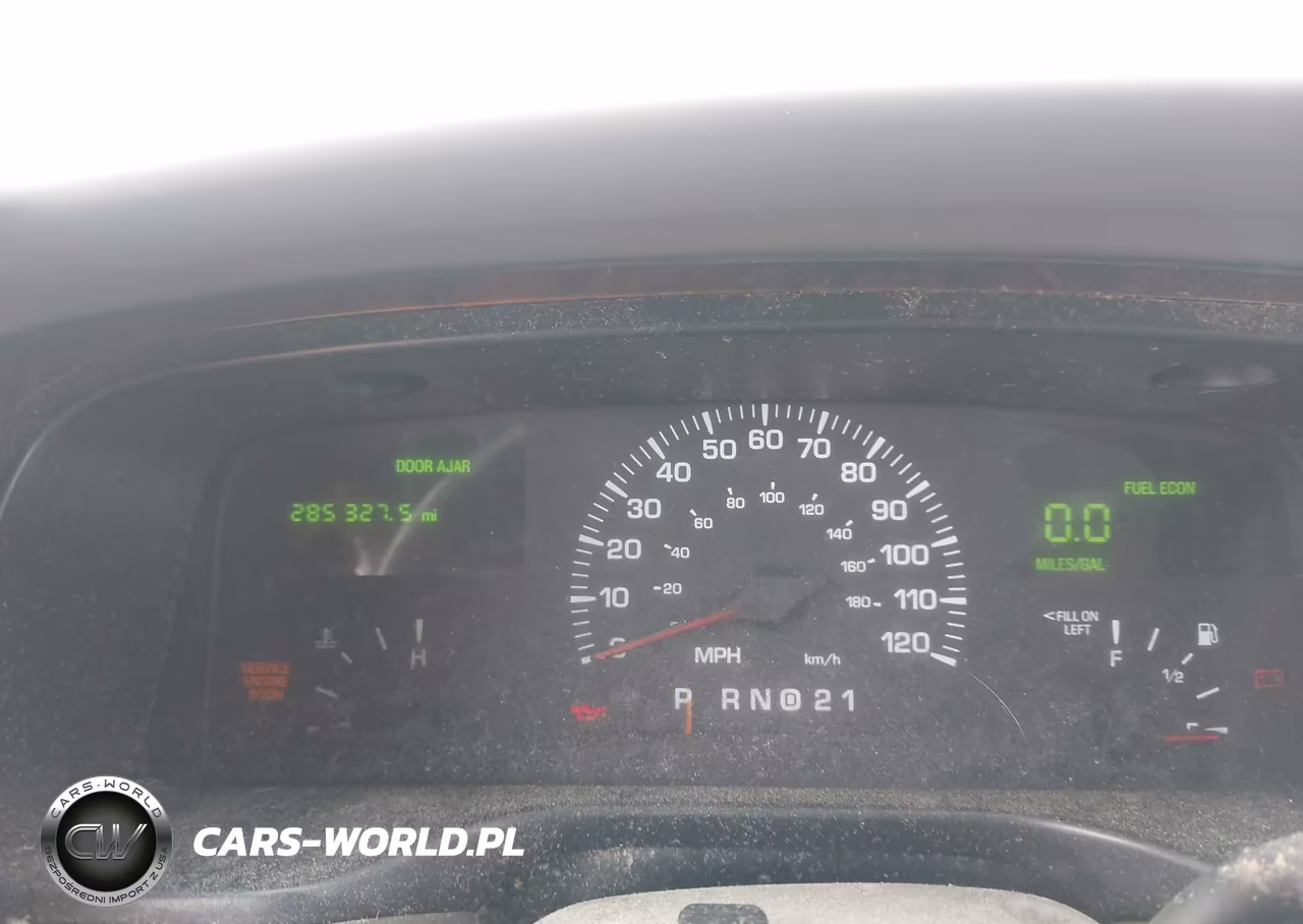2000 Lincoln Town Car Executive VIN:1LNHM81W0YY932815 - 7