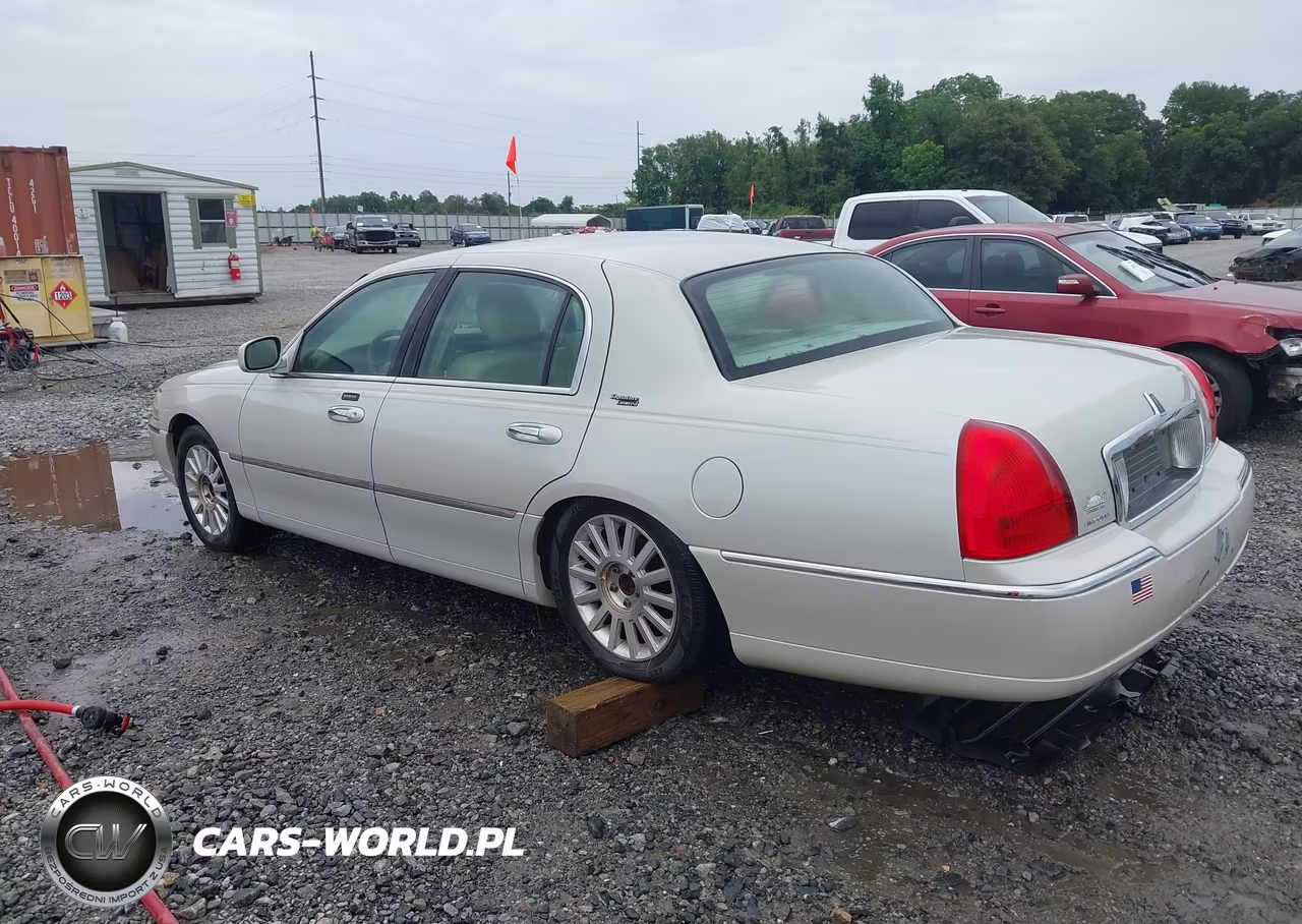 2007 Lincoln Town Car Signature Limited VIN:1LNHM82V37Y620055 - 3