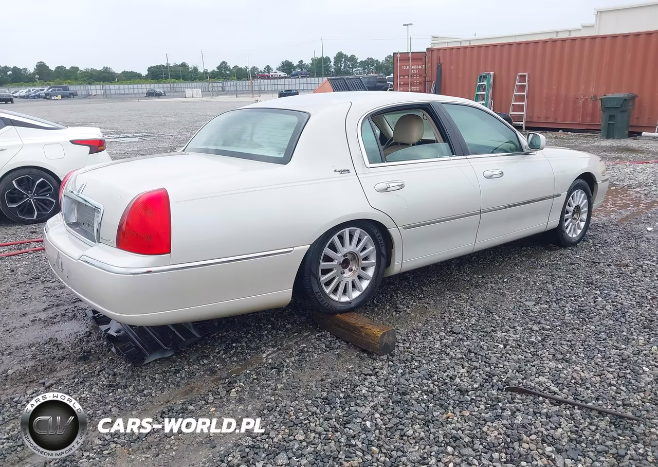 2007 Lincoln Town Car Signature Limited VIN:1LNHM82V37Y620055 - 4
