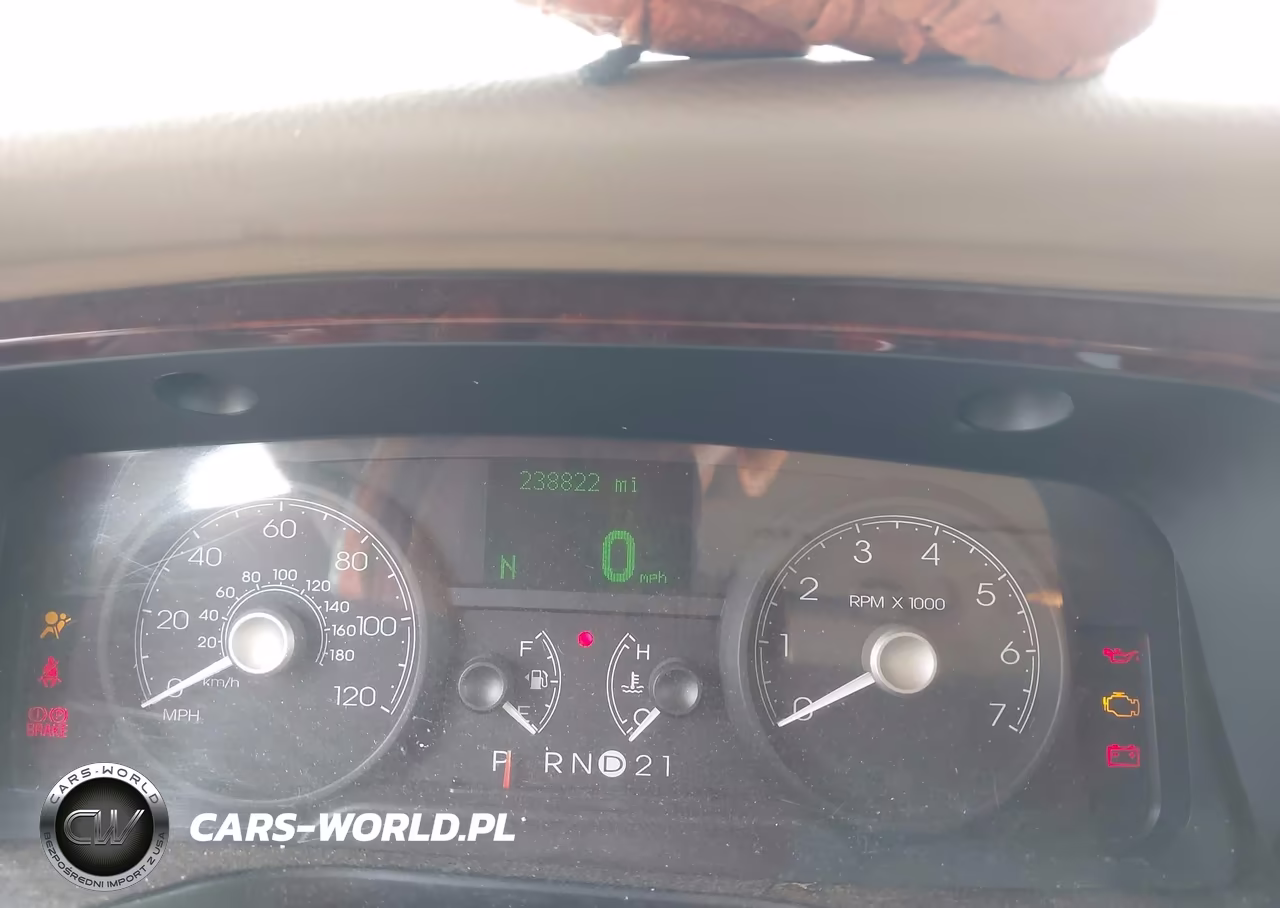 2007 Lincoln Town Car Signature Limited VIN:1LNHM82V37Y620055 - 7
