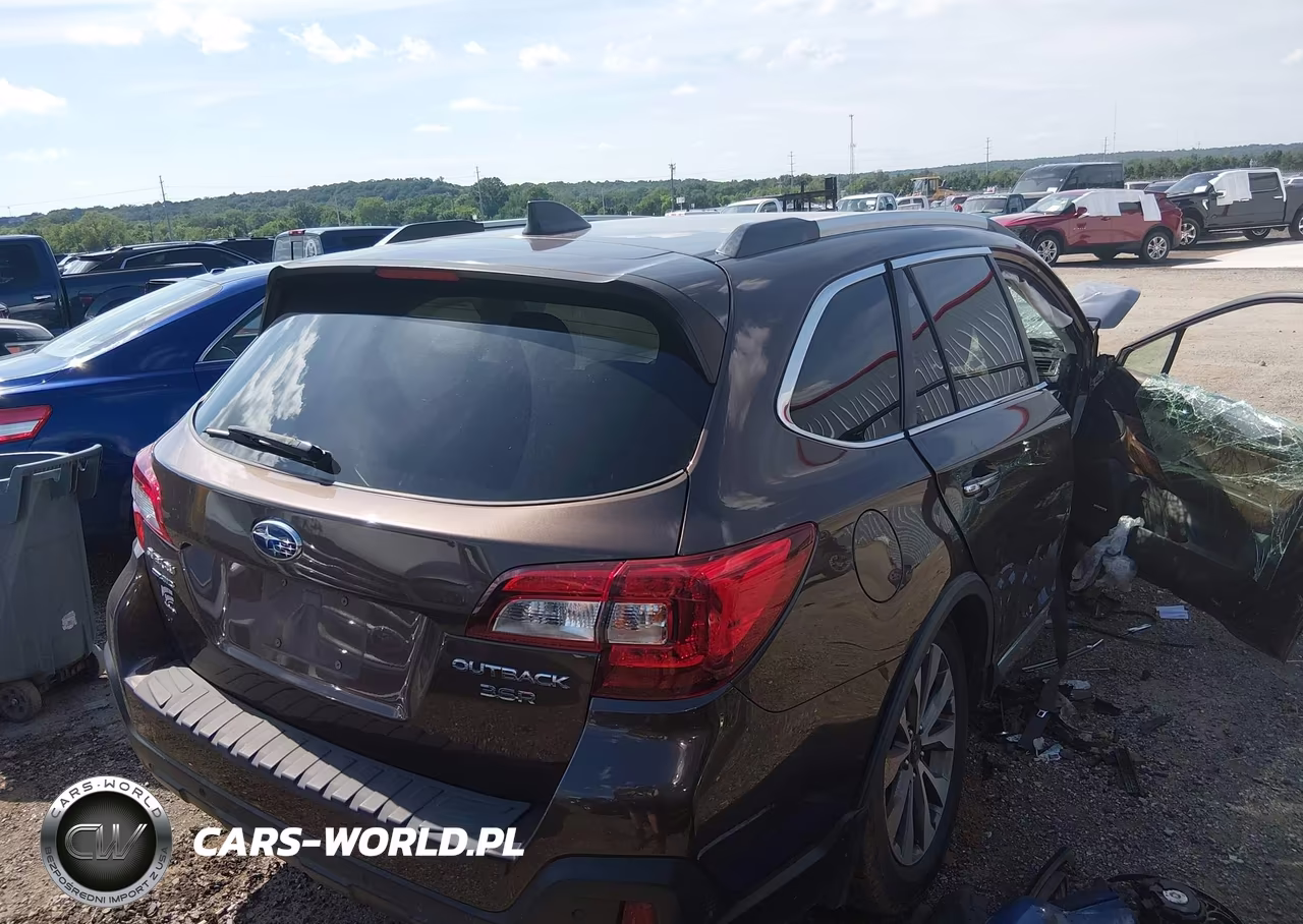2019 Subaru Outback 3.6R Touring VIN:4S4BSETC1K3254738 - 4