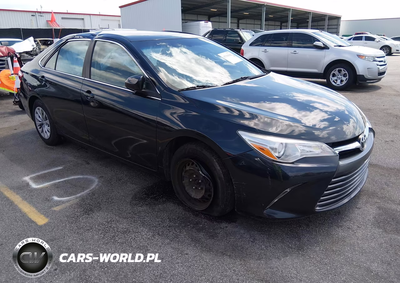 2015 Toyota Camry Le – zdjęcie 1 z 17