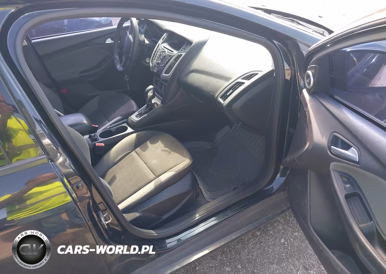 2014 Ford Focus Se VIN:1FADP3K25EL332427 - 5