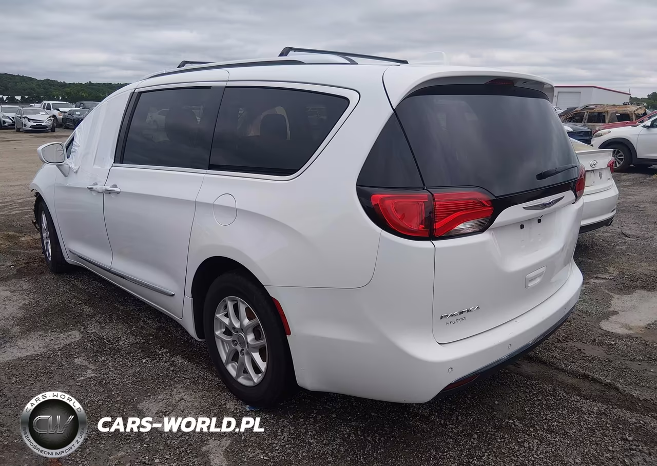 2020 Chrysler Pacifica Touring L VIN:2C4RC1BG7LR271453 - 3