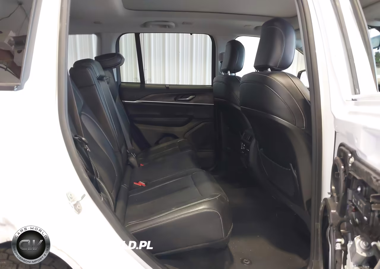 2023 Jeep Grand Cherokee Limited 4X4 VIN:1C4RJHBG8PC651690 - 8
