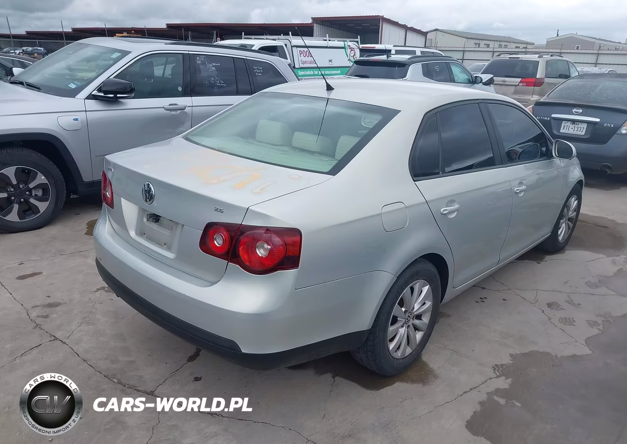 2010 Volkswagen Jetta Limited Edition VIN:3VWAX7AJ4AM104700 - 4