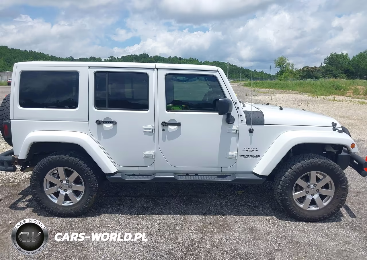 2017 Jeep Wrangler Unlimited Sahara 4X4 VIN:1C4BJWEG2HL515798 - 13